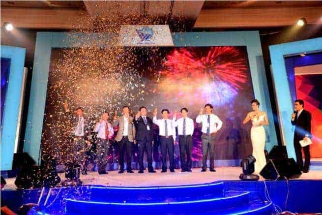 Lãnh Đạo Nâng Lý Trong Bữa Tiệc Cuối Năm