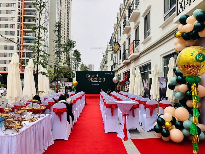 Trang trí và chuẩn bị vật dụng cần thiết cho ngày khai trương