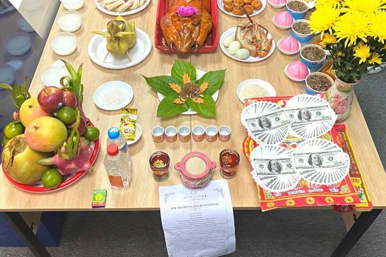 Chuẩn bị lễ vật trong mâm cúng khai trương buôn bán