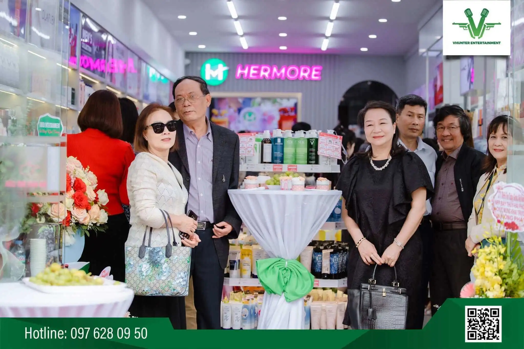 Khách mời tham dự sự kiện khai trương cửa hàng