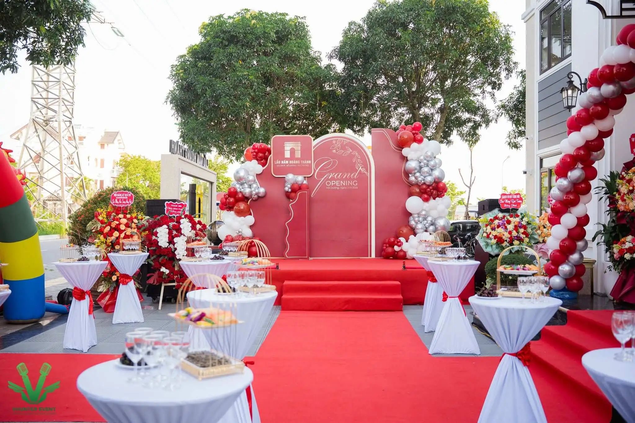 Băng rôn khai trương trong không gian sự kiện